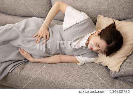 孕婦痛苦地躺在沙發上。 134888725