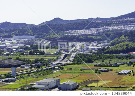 從高知縣南國市大琴城遺址眺望32號國道和汐見台新城 從高知縣南國市大琴城遺址眺望32號國道和汐見台新城 134889044