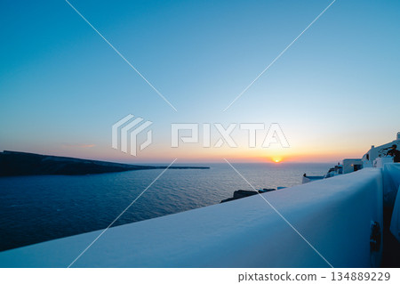 聖托里尼美麗的日落 134889229