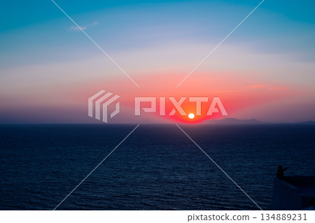 聖托里尼美麗的日落 134889231