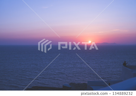 聖托里尼美麗的日落 134889232