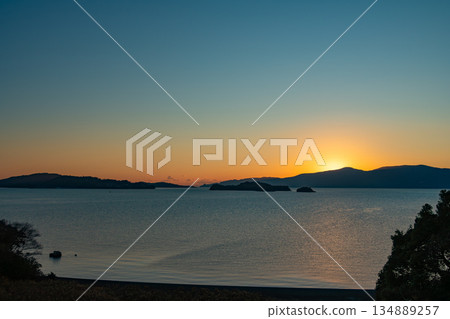 瀨戶內海島嶼上升起的新年第一縷陽光 [岡山縣瀨戶內市] 134889257