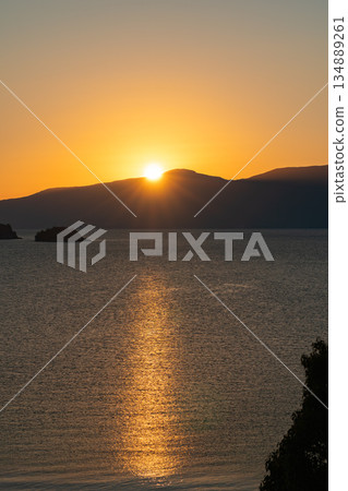 瀨戶內海島嶼上升起的新年第一縷陽光 [岡山縣瀨戶內市] 134889261