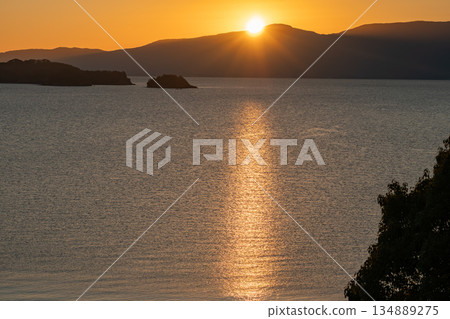 Image of the first sunrise of the year rising from an island in the Seto Inland Sea [Setouchi City, Okayama Prefecture] 134889275