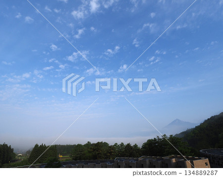 Mount Bandai appeared faintly through the spring haze. The gradation of blue sky and white haze was striking and beautiful. Mount Bandai appeared faintly through the spring haze. The gradation of blue sky and white haze was striking and beautiful. 134889287