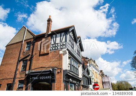 倫敦郊區邱園，一棟歷史悠久的紅磚建築沐浴在湛藍的天空下。 134889308