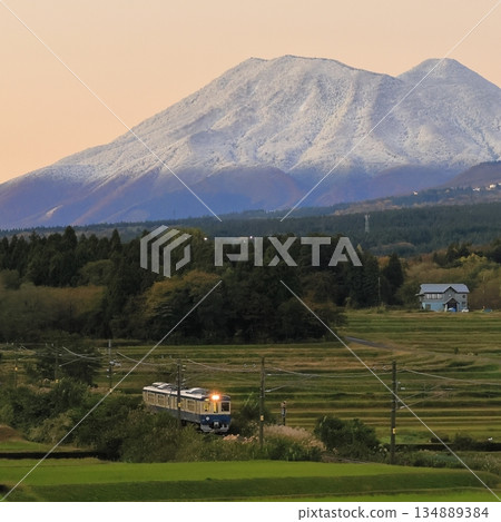 妙高羽間線上的秋葉和黑姬山的初雪。 134889384