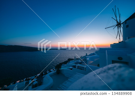 聖托里尼美麗的日落 134889908