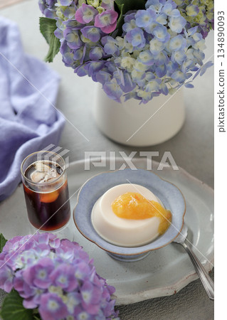 Orange marmalade panna cotta 134890093