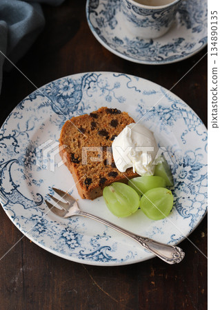 Carrot cake and muscat 134890135