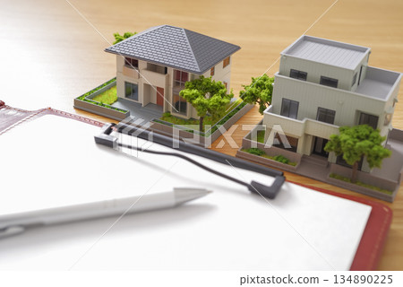 圖片展示了比較房地產物業和準備文件的過程。 134890225