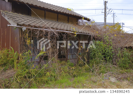 偏遠村莊裡一棟破敗的廢棄房屋 偏遠村莊裡一棟破敗的廢棄房屋 134890245