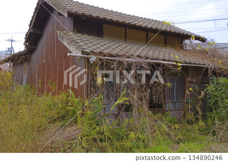偏遠村莊裡一棟破敗的廢棄房屋 134890246