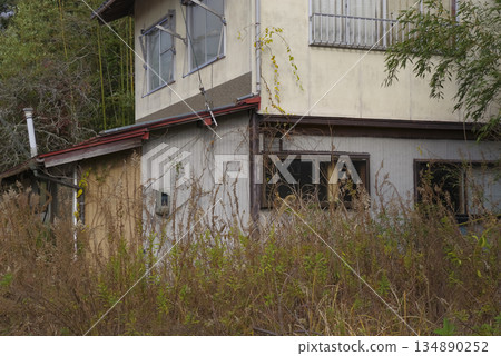 偏遠村莊裡一棟破敗的廢棄房屋 134890252