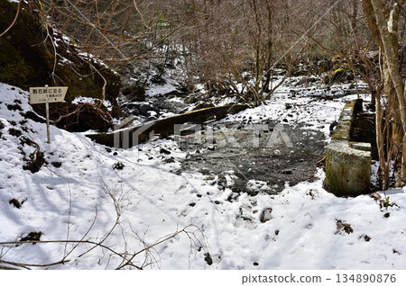 Mount Echizen in the Aitaka Mountains: Osawa Bridge on the Osawa Route with a snowy landscape 134890876