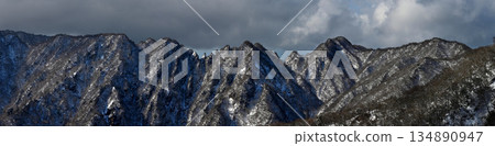 Mount Echizen in the Aitaka mountain range. A panoramic photo of Mount Nokogiri, Mount Horai (Mount Horai), and Mount Yobuko in the harsh winter as seen from the snowy Kitashirogaren. 134890947