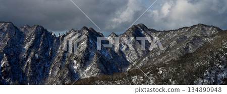 Mount Echizen in the Aitaka mountain range. A panoramic photo of Mount Nokogiri, Mount Horai (Mount Horai), and Mount Yobuko in the harsh winter as seen from the snowy Kitashirogaren. 134890948