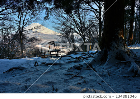 Mount Kurodake in the Ashitaka Mountains: Mount Fuji as seen from the snow-capped Mount Kurodake Observation Plaza Mount Kurodake in the Ashitaka Mountains: Mount Fuji as seen from the snow-capped Mount Kurodake Observation Plaza 134891046