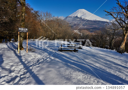 足座山脈的黑嶽:從雪峰上眺望富士山 足座山脈的黑嶽:從雪峰上眺望富士山 134891057