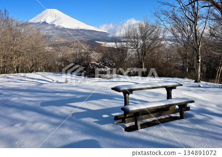 從阿席達卡山脈黑嶽山頂白雪皚皚的山台上眺望富士山 134891072