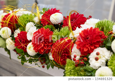 寓意吉祥的紅白花束和鮮花 寓意吉祥的紅白花束和鮮花 134891320