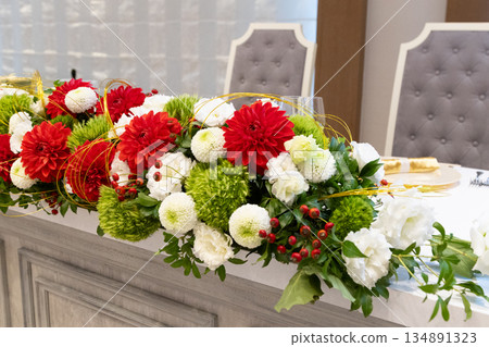 Auspicious red and white wedding flower decorations 134891323
