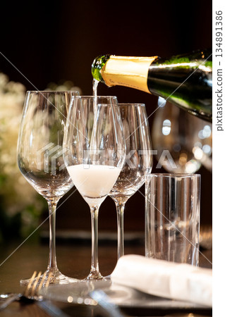 香檳是任何派對活動的必備品 134891386