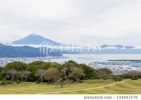 十一月,從靜岡眺望富士山,白雪皚皚。 十一月,從靜岡眺望富士山,白雪皚皚。 134891576