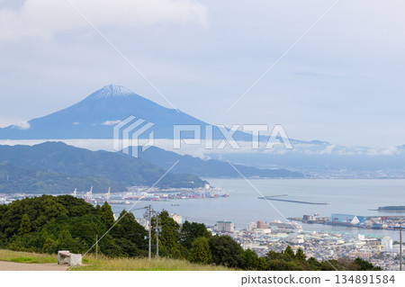 十一月，從靜岡眺望富士山，白雪皚皚。 134891584
