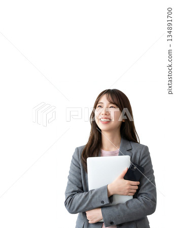 一位年輕女子手持智慧型手機和筆記型電腦。職業婦女。白色背景 134891700