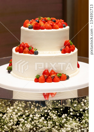 漂亮的草莓裝飾蛋糕 134891713