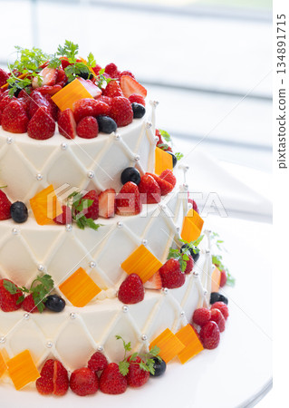 一款裝飾精美的蛋糕 134891715