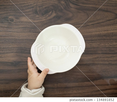 孩子一手拿著碗 孩子一手拿著碗 134891852