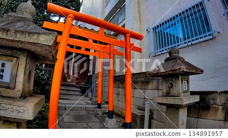Shigeei Inari Shrine, Iwatocho, Shinjuku Ward, Tokyo Shigeei Inari Shrine, Iwatocho, Shinjuku Ward, Tokyo 134891957