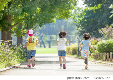 三個孩子在公園玩耍的背影 134892036