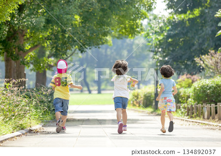 三個孩子在公園玩耍的背影 134892037