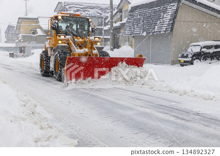 清除道路上積雪的除雪車 清除道路上積雪的除雪車 134892327