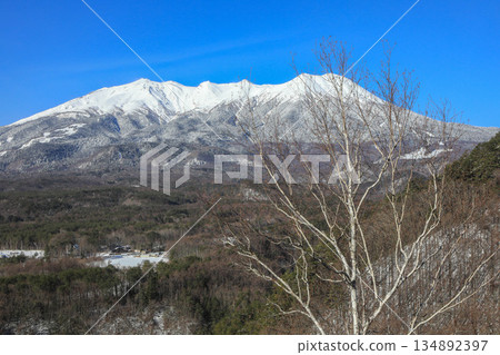 初春時節,湛藍的天空映襯著皚皚、白雪覆蓋的御嶽山。 初春時節,湛藍的天空映襯著皚皚、白雪覆蓋的御嶽山。 134892397