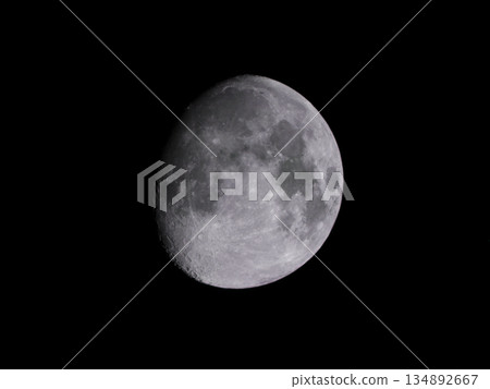 月亮漂浮在夜空中 月亮漂浮在夜空中 134892667