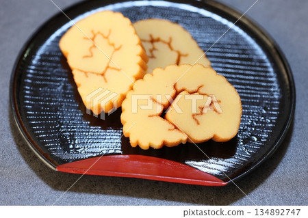 Thick omelet 134892747