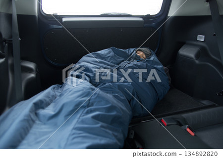 一名男子在車上睡覺 134892820