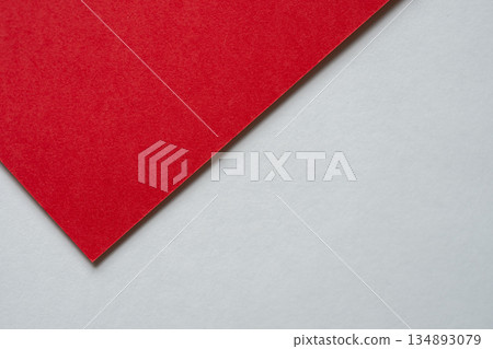 白色和紅色卡紙重疊 白色和紅色卡紙重疊 134893079