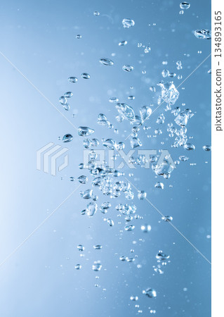 Pour water 134893165