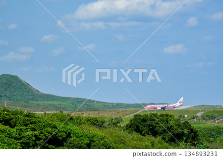 日航飛機從石垣機場起飛 134893231