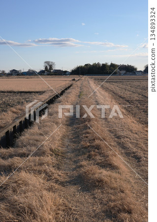 Winter rural footpath 134893324