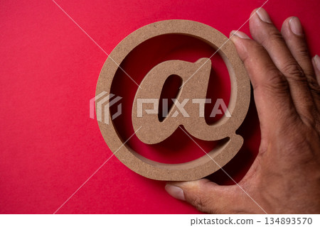 紅色背景上的標誌 紅色背景上的標誌 134893570