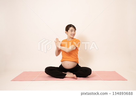 一位女士正在做孕婦瑜伽 134893688