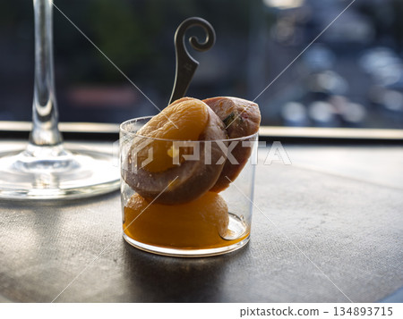 夕陽下閃閃發光的色彩繽紛的西式開胃小菜 134893715