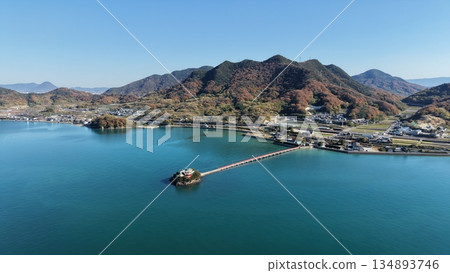 一條通往瀨戶內海漂浮神社的道路——無人機空拍展現了香川縣令人驚嘆的對馬神社正殿。 134893746