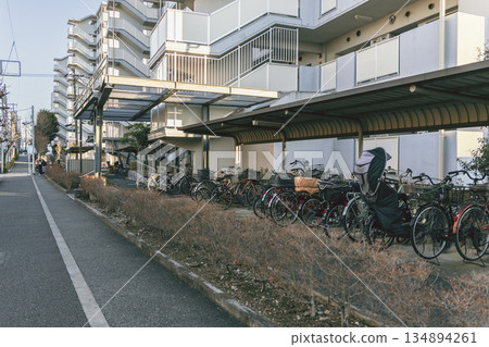 公寓大樓的自行車停車場裡整齊地停放著自行車——這是居民區常見的景象。 公寓大樓的自行車停車場裡整齊地停放著自行車——這是居民區常見的景象。 134894261